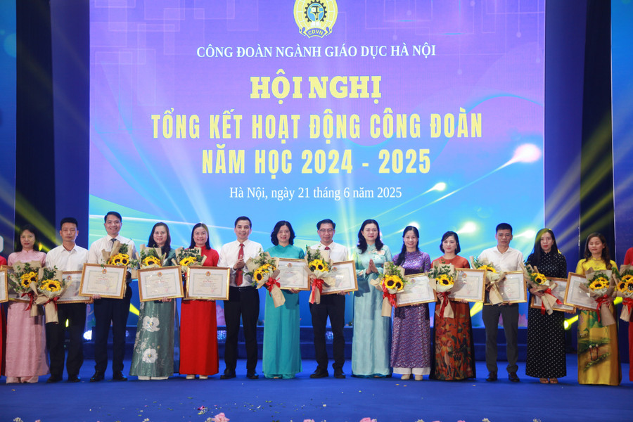 Phó Chủ tịch Thường trực Liên đoàn Lao động thành phố Hà Nội Lê Đình Hùng, Phó Giám đốc Sở GD&ĐT Hà Nội Trần Lưu Hoa trao thưởng cho các cá nhân có thành tích xuất sắc. img-1134.jpg