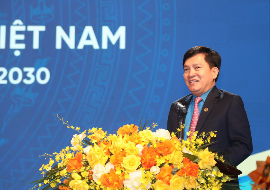 Ông Nguyễn Xuân Hùng - Phó Chủ tịch Tổng Liên đoàn Lao động Việt Nam phát biểu.