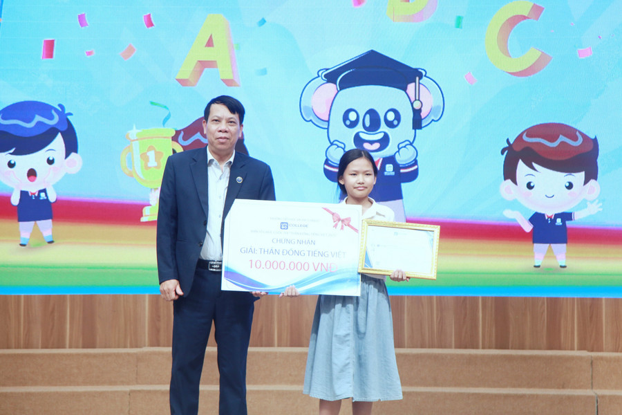 Ông Nguyễn Hữu Việt, Hiệu trưởng Trường TH&THCS Unigo chúc mừng học sinh Hoàng Đinh Thiên An. img-0669.jpg
