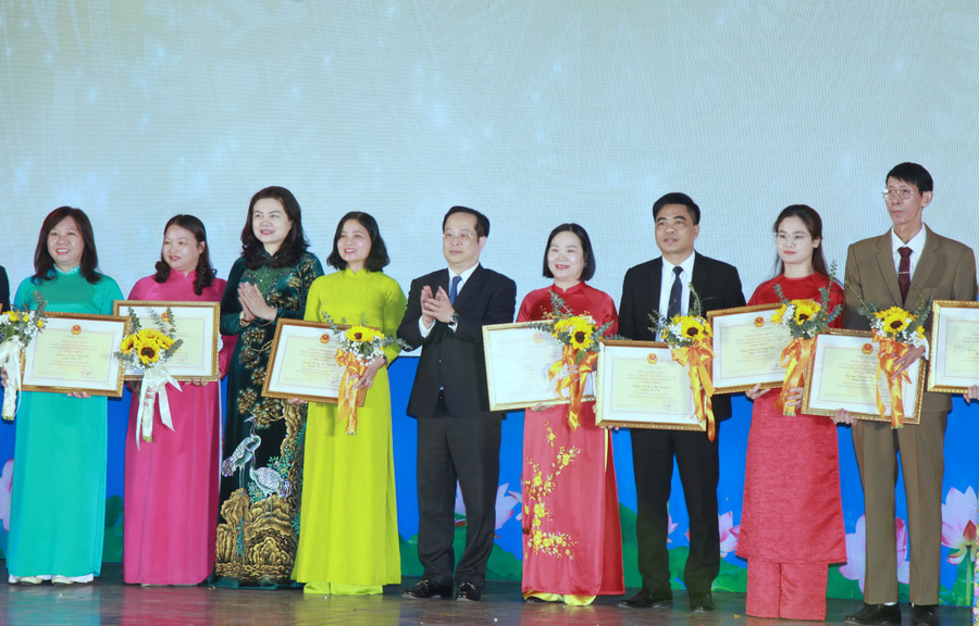 Giám đốc Sở GD&ĐT Hà Nội Trần Thế Cương, Phó Giám đốc Sở GD&ĐT Hà Nội Trần Lưu Hoa trao quyết định công nhận trường chuẩn quốc gia cho các nhà trường.