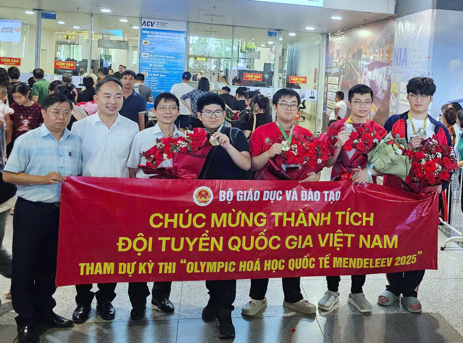 Lãnh đạo Cục Quản lý chất lượng, Bộ GD&ĐT đón và chúc mừng thành tích của đoàn. image001.jpg
