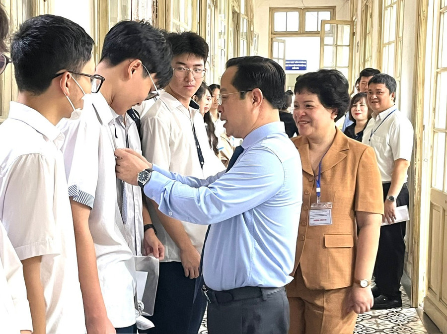 Giám đốc Sở GD-ĐT Hà Nội Trần Thế Cương động viên thí sinh trước giờ làm bài thi. 2209-thi-hsg12-5.jpg