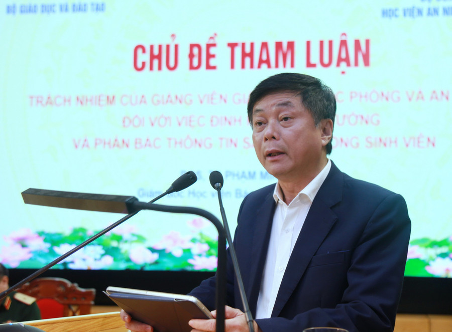 PGS.TS Phạm Minh Sơn - Giám đốc Học viện Báo chí và Tuyên truyền tham luận tại hội thảo. img-0184.jpg