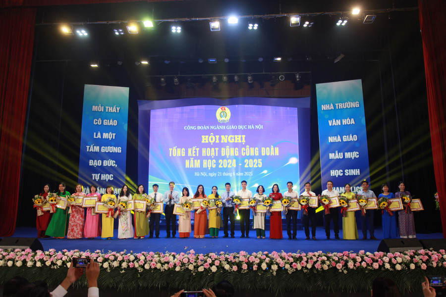 Chủ tịch Công đoàn Giáo dục Việt Nam Nguyễn Ngọc Ân, Phó Giám đốc Sở GD&ĐT Hà Nội Phạm Quốc Toản trao thưởng cho các cá nhân có thành tích xuất sắc. img-1174.jpg