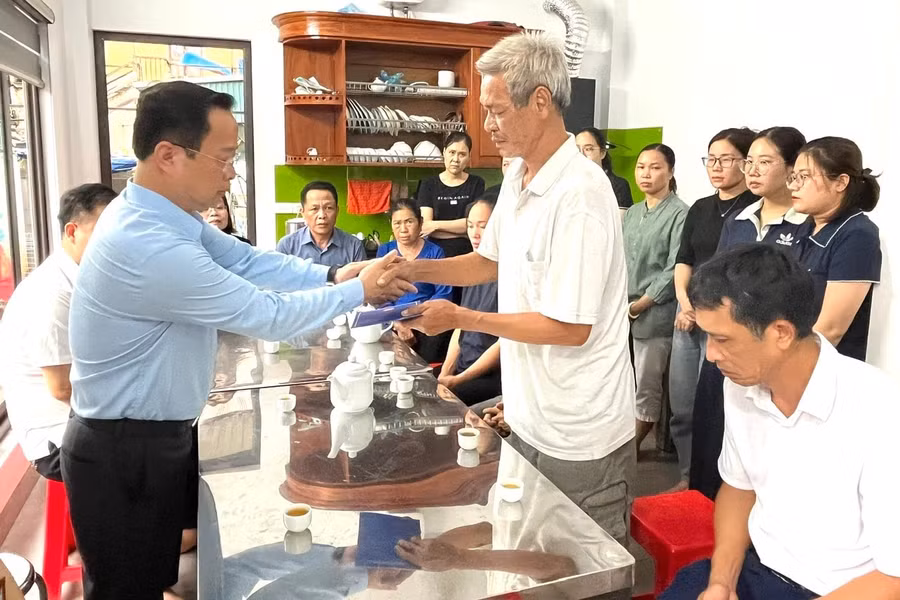 Giám đốc Sở GD&ĐT Hà Nội Trần Thế Cương chia buồn với gia đình học sinh ở xã Thường Tín.