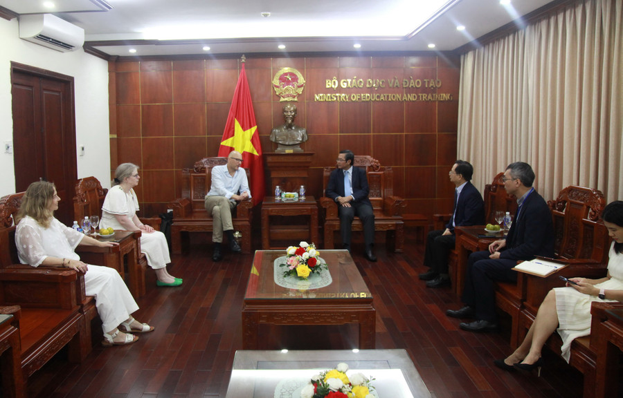 Quang cảnh buổi tiếp. img-0040.jpg
