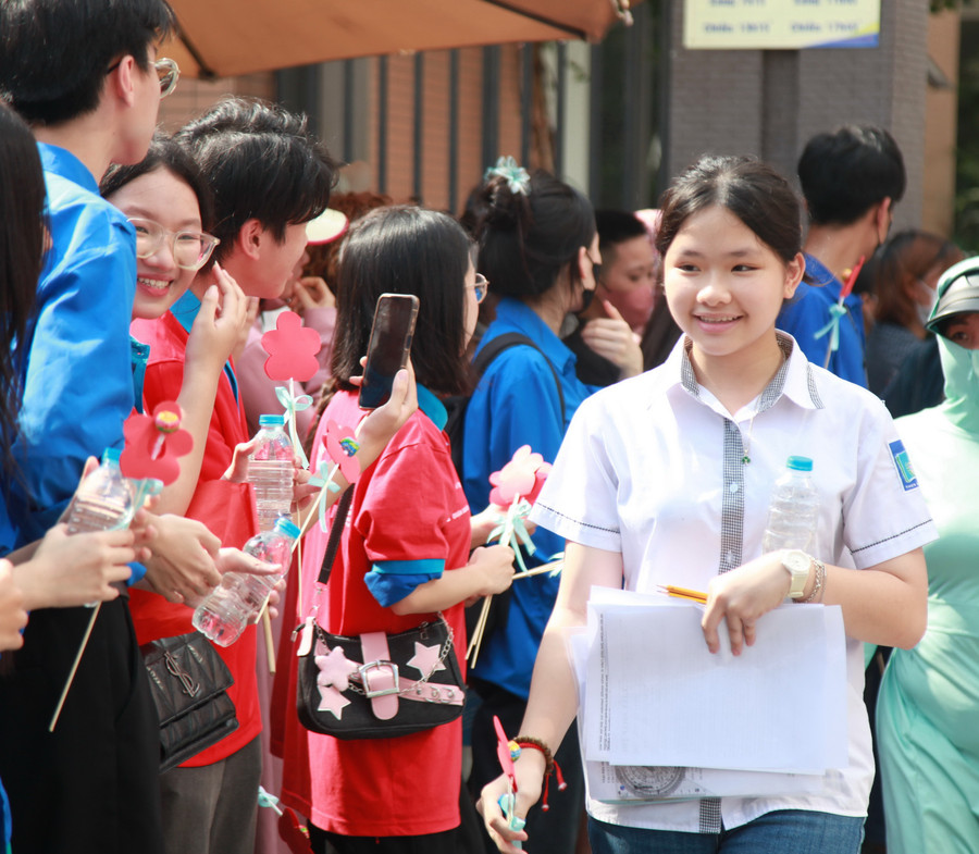 Thí sinh rời phòng thi trong tâm trạng phấn khởi. img-0010.jpg