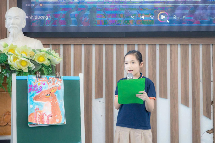 Nguyễn Ánh Dương trình bày sản phẩm dự thi.