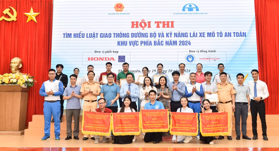 Các đội dự thi chụp ảnh lưu niệm tại hội thi.