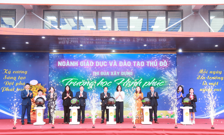Các đại biểu thực hiện nghi thức hưởng ứng thi đua xây dựng "Trường học hạnh phúc".