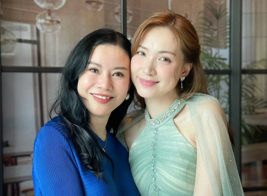 Nhà giáo Lê Thị Kim Tuyến (bên trái) và học trò, ca sĩ Hòa Minzy. z6595991893120-695cb00db4eec8419fada5f8e8e0daff.jpg