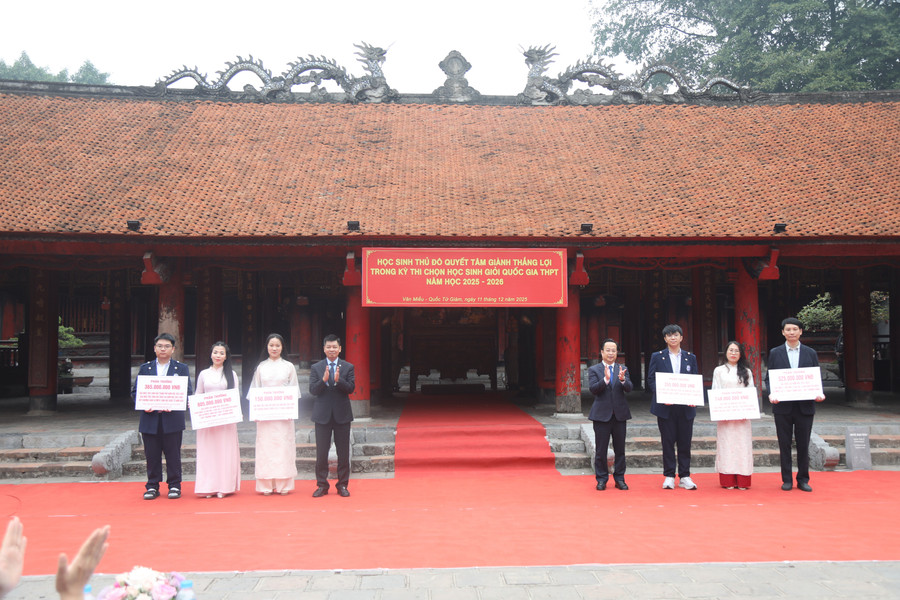 Постійний заступник голови Народної ради Ханоя Тран Тхе Куонг та заступник директора Департаменту освіти та навчання Ханоя Фам Куок Тоан вручили нагороди вчителям та учням, які вибороли медалі на національних та міжнародних змаганнях у 2024-2025 навчальному році. a55a0300.jpg