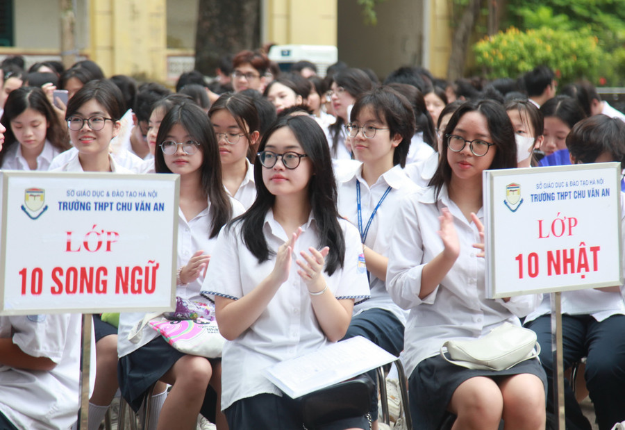 Học sinh Trường THPT chuyên Chu Văn An dự lễ bế giảng. img-0267.jpg