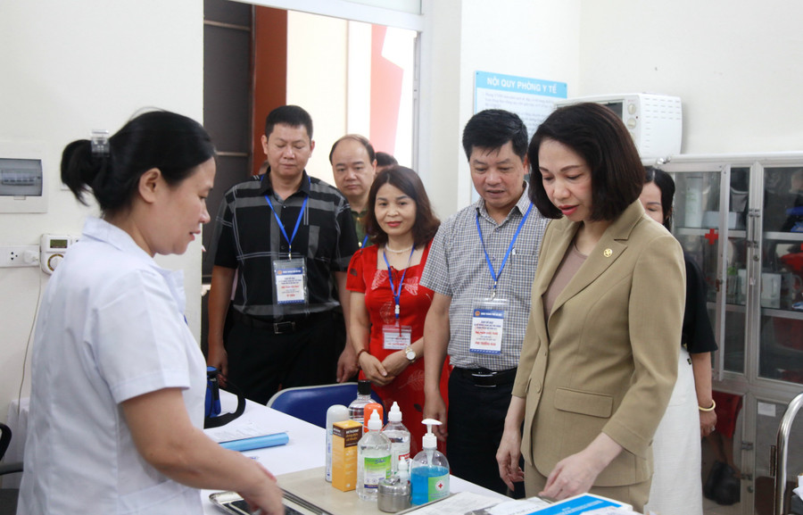 Phó Chủ tịch UBND TP Hà Nội Vũ Thu Hà - Trưởng ban Chỉ đạo thi tốt nghiệp THPT TP Hà Nội kiểm tra công tác chuẩn bị Kỳ thi tốt nghiệp THPT năm 2024.