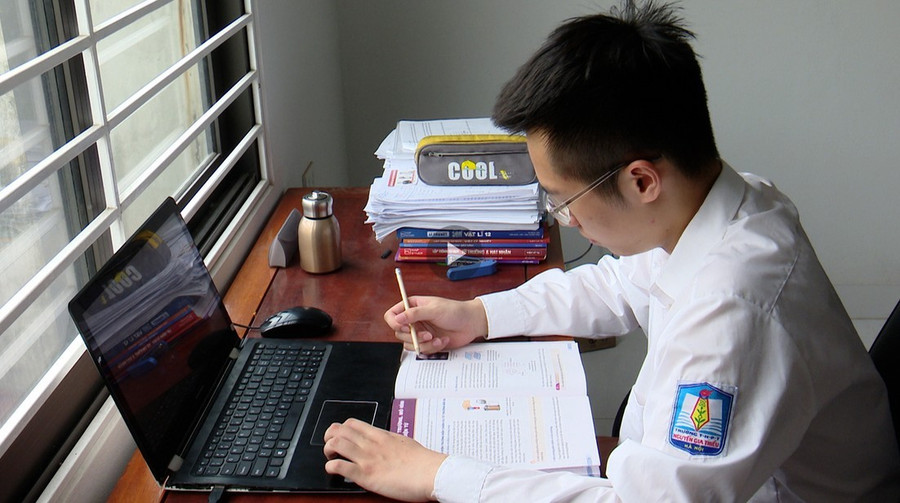Nguyễn Tự Quyết bên góc học tập.