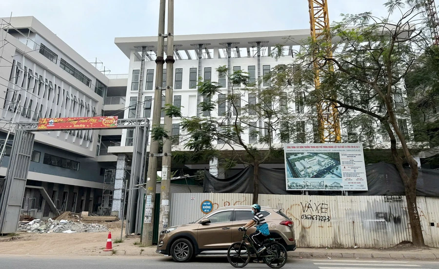Công trình Trường THPT Đỗ Mười trên địa bàn phường Hoàng Liệt, quận Hoàng Mai đang giai đoạn hoàn thiện.