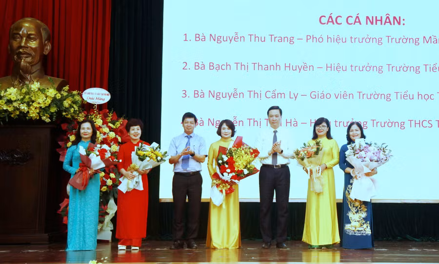 Lãnh đạo Sở GD&ĐT Hà Nội và quận Hoàn Kiếm khen thưởng các cá nhân đạt thành tích xuất sắc.