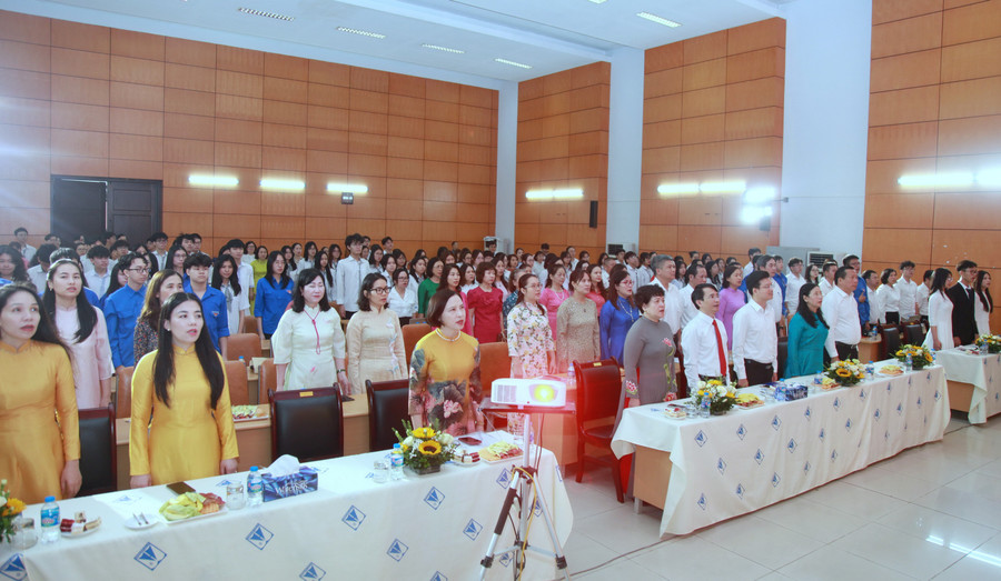 Các đại biểu dự lễ kết nạp Đảng. img-0185.jpg