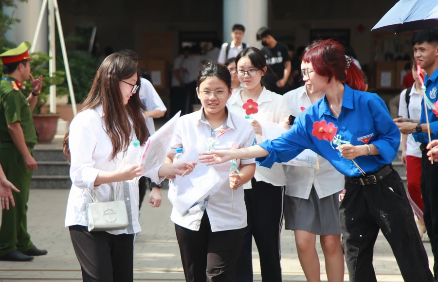 Thí sinh dự thi tại điểm thi Trường THCS Tân Mai (quận Hoàng Mai) chiều 7/6.