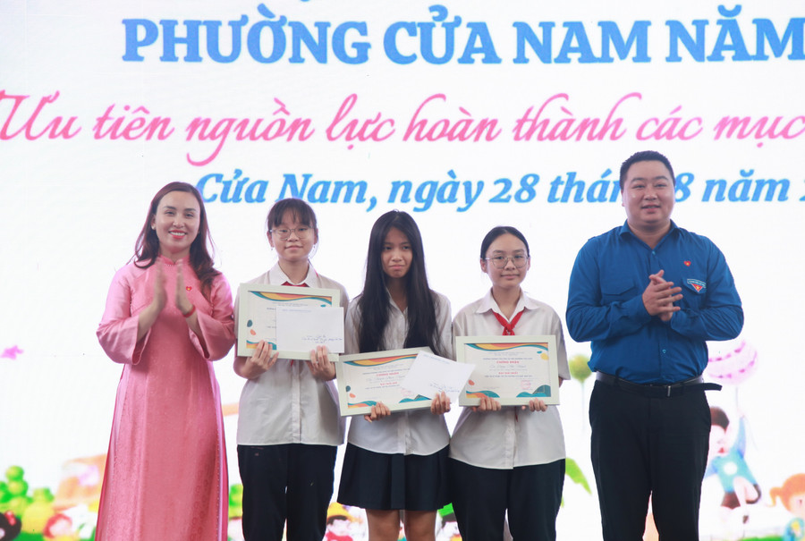 Ban tổ chức trao thưởng cho học sinh đoạt giải cuộc thi vẽ tranh "Em yêu phường Cửa Nam" 2025. img-0330.jpg