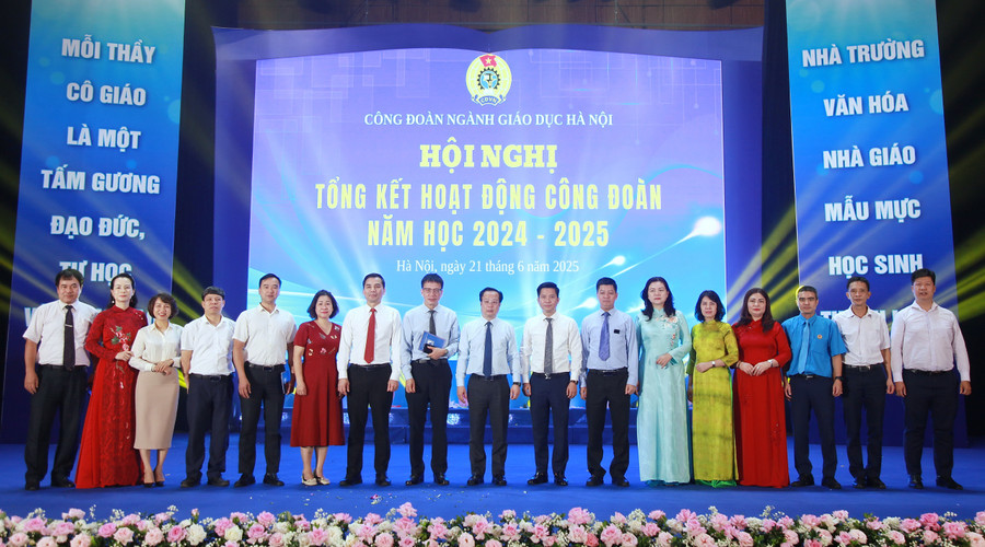 Các đại biểu chụp ảnh lưu niệm.