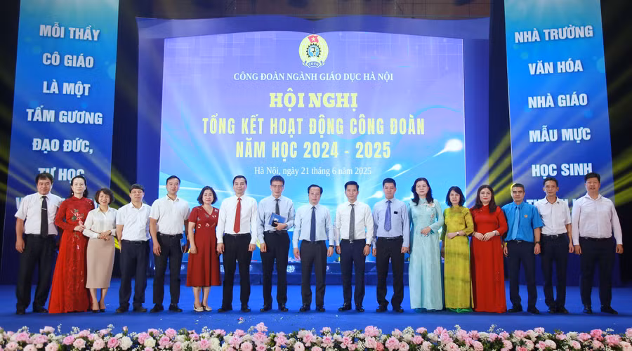 Các đại biểu chụp ảnh lưu niệm.