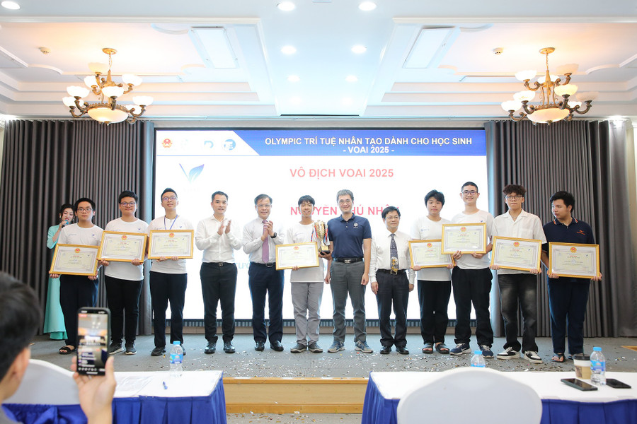 Ban tổ chức trao giải Vô địch và 7 giải Nhất cho các thí sinh. 503200399-1167496338511177-2308732487749906410-n.jpg