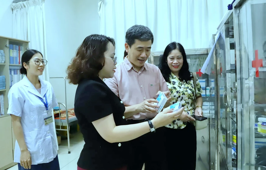 Phó Chủ tịch UBND quận Hoàn Kiếm Nguyễn Quốc Hoàn kiểm tra tủ thuốc, dụng cụ y tế tại điểm thi trường THCS Ngô Sĩ Liên.