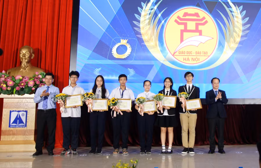 Ra mắt đội tuyển Việt Nam tham dự Olympic Khoa học trẻ quốc tế năm 2024 với 6 thành viên.