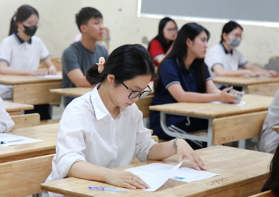 Thí sinh dự thi tại điểm thi Trường THCS Lĩnh Nam (quận Hoàng Mai). img-0312.jpg