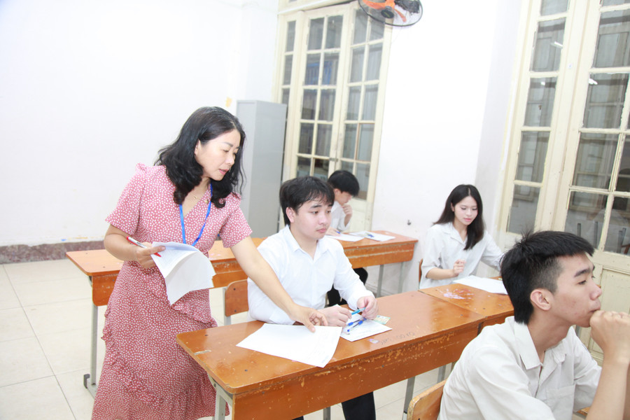 Giám thị phát giấy nháp thi cho thí sinh. img-6236.jpg