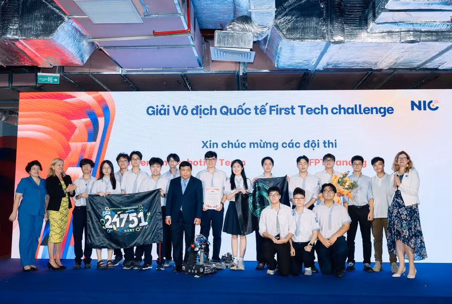 Phó Thủ tướng Nguyễn Chí Dũng chúc mừng thành tích của đội thi Trường THPT chuyên Hà Nội - Amsterdam.