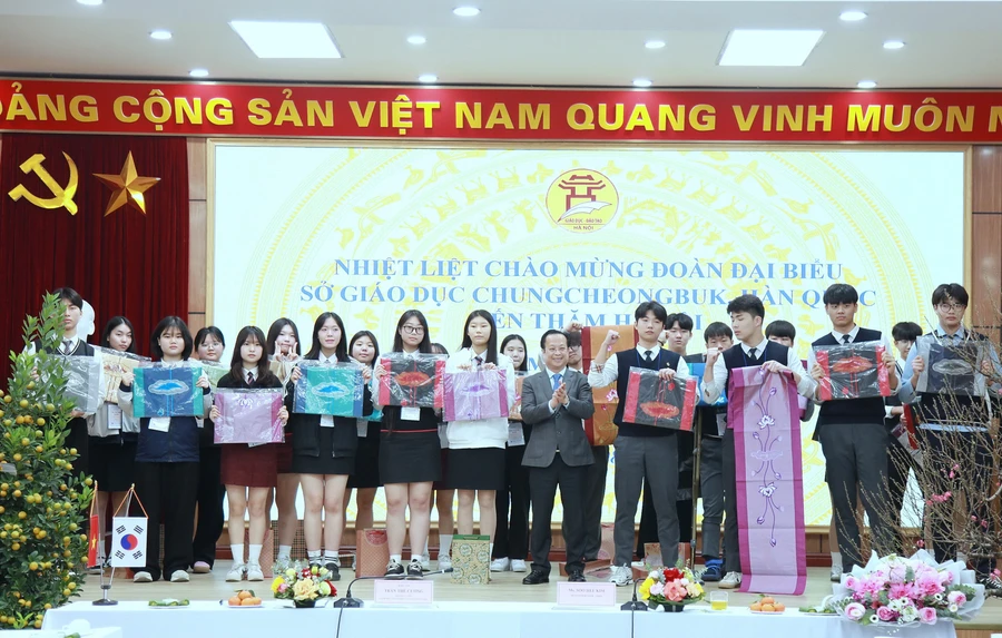 Giám đốc Sở GD&ĐT Hà Nội tặng quà cho các em học sinh Hàn Quốc.