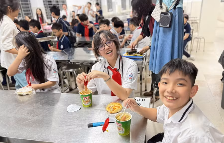 Nhiều trường học hỗ trợ học sinh ở lại trường để chờ bố mẹ đến đón.