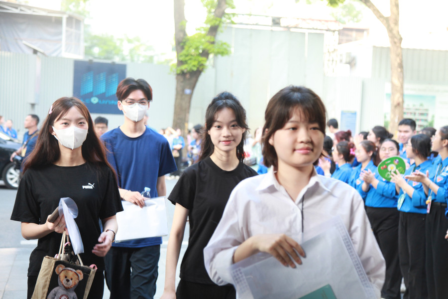 Các thí sinh tại điểm thi Trường THPT Trần Phú (quận Hoàn Kiếm, Hà Nội). img-6228.jpg