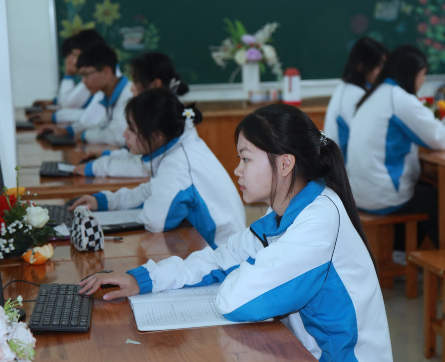 Học sinh Trường THPT chuyên Sơn Tây trong giờ học.