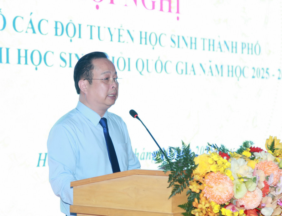 Giám đốc Sở GD&ĐT Hà Nội Trần Thế Cương phát biểu tại buổi lễ. img-0299.jpg