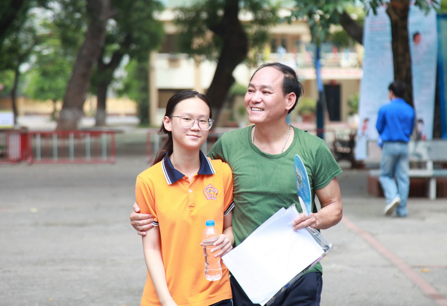 Học sinh nhận lời chúc mừng của bố sau khi kết thúc bài thi. img-0037.jpg