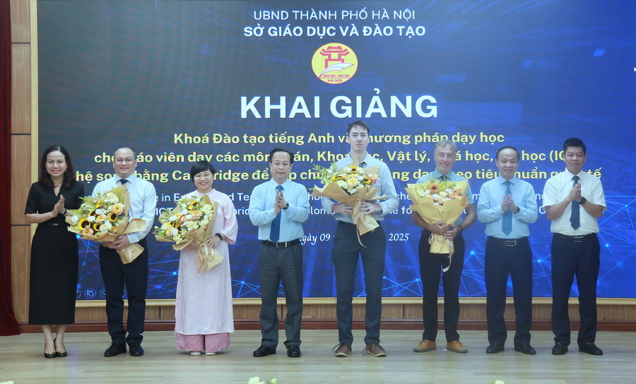 Lãnh đạo Sở GD&ĐT Hà Nội tặng hoa đại diện đơn vị đối tác và học viên. 