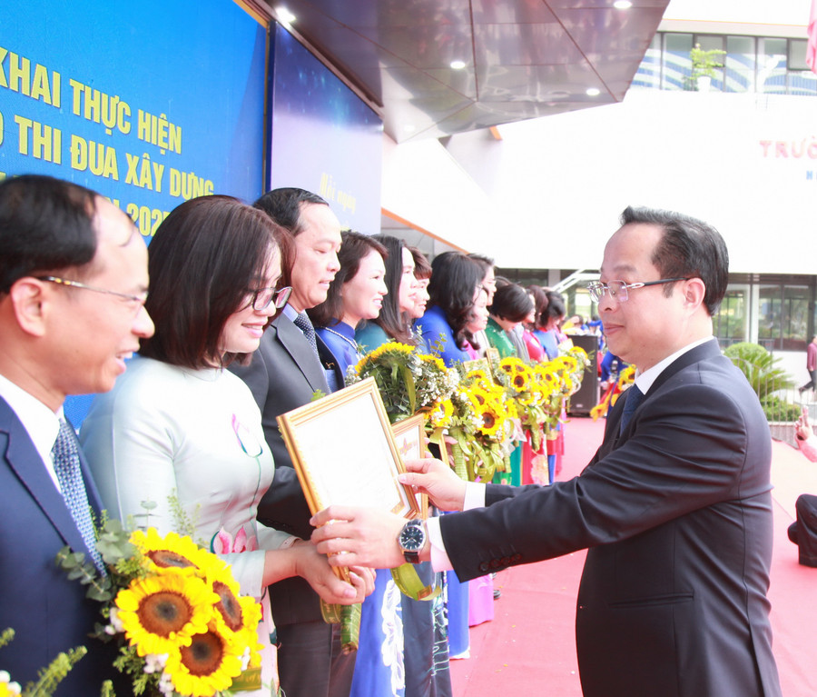 Giám đốc Sở GD&ĐT Hà Nội Trần Thế Cương trao bằng khen cho các tập thể, cá nhân tiêu biểu trong phong trào thi đua. img-0705.jpg