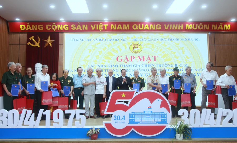 Lãnh đạo Sở GD-ĐT Hà Nội tặng quà tri ân các nhà giáo đã tham gia kháng chiến. 
