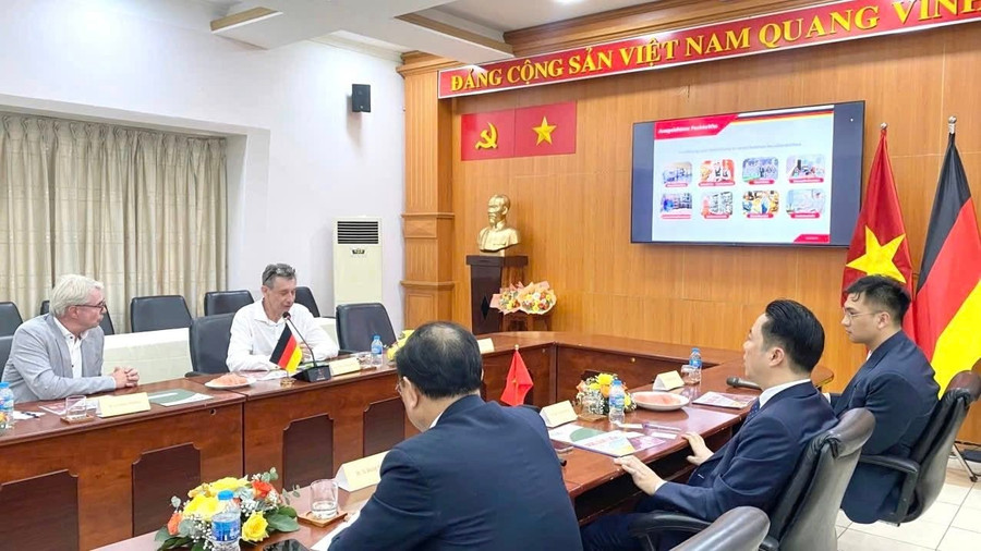 Quang cảnh buổi làm việc. 495335431-23899023063038900-6095999847478259536-n.jpg