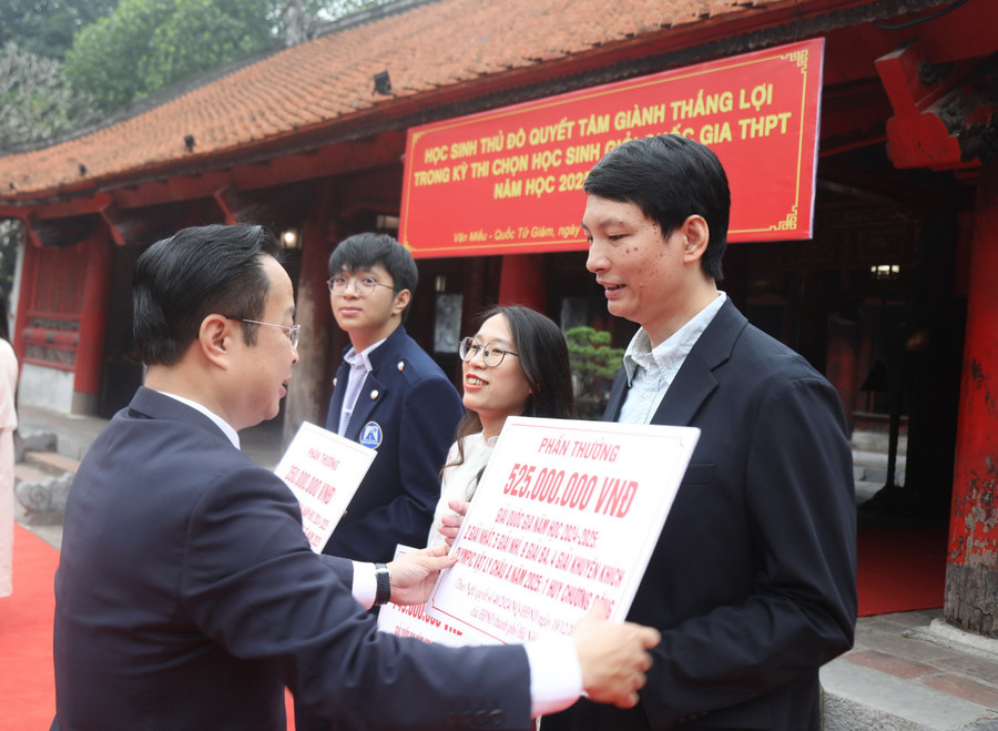 Керівництво міста та Департамент освіти Ханоя відзначили та нагородили призами учнів і вчителів, які здобули медалі на національних та міжнародних змаганнях. a55a0292.jpg