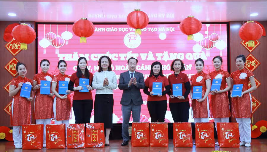 Giám đốc Sở GD&ĐT Hà Nội Trần Thế Cương, Phó Giám đốc Sở GD&ĐT Hà Nội Vương Hương Giang tặng quà cho các nhà giáo, người lao động.