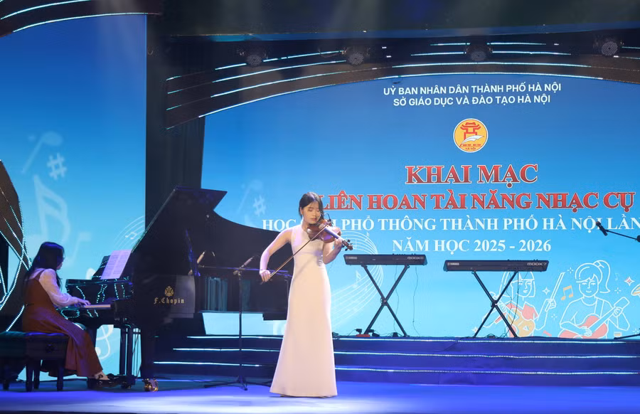Tiết mục biểu diễn violin và piano của học sinh Trường THPT Quang Trung - Hà Đông.