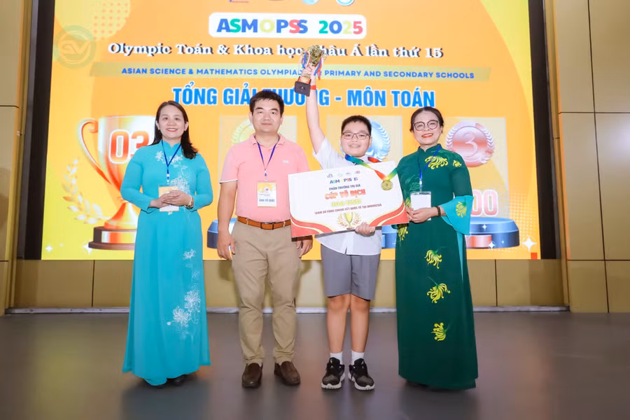 Thí sinh Tô Hải Lâm (lớp 7, Trường THCS Giảng Võ 2, phường Giảng Võ, Hà Nội) giành cúp vô địch môn Toán.