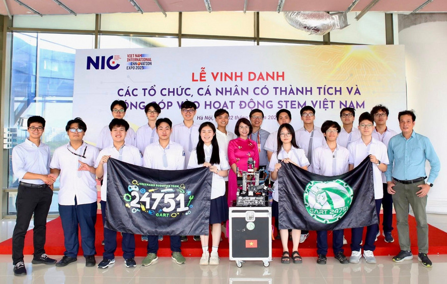 Thầy trò Trường THPT chuyên Hà Nội - Amsterdam tại lễ vinh danh. 557743094-10162564161948520-29328531253339704-n.jpg