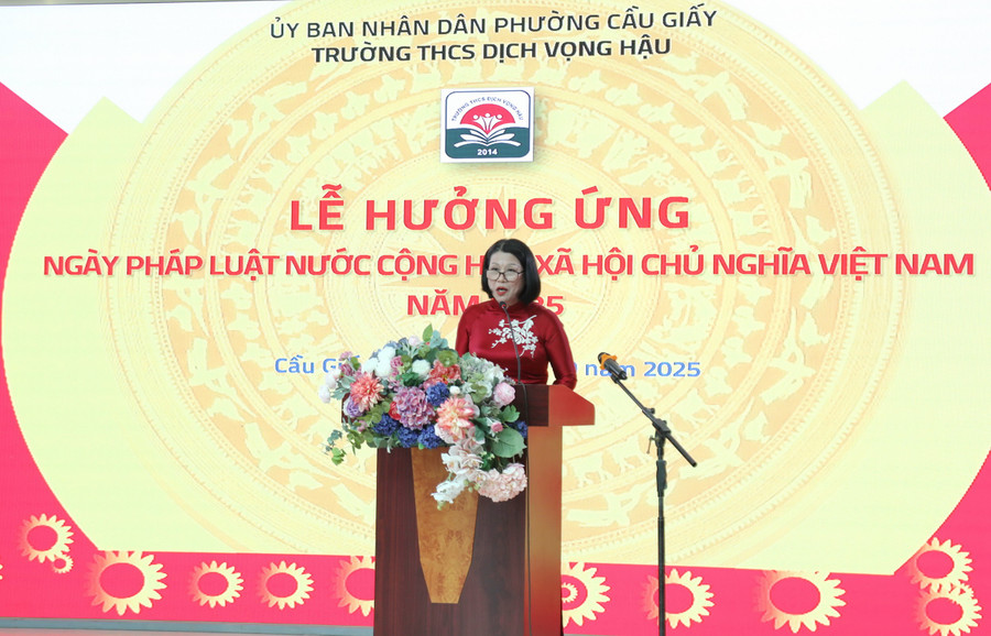 Bà Nguyễn Thị Loan - Hiệu trưởng Trường THCS Dịch Vọng Hậu phát biểu hưởng ứng. a55a0006.jpg