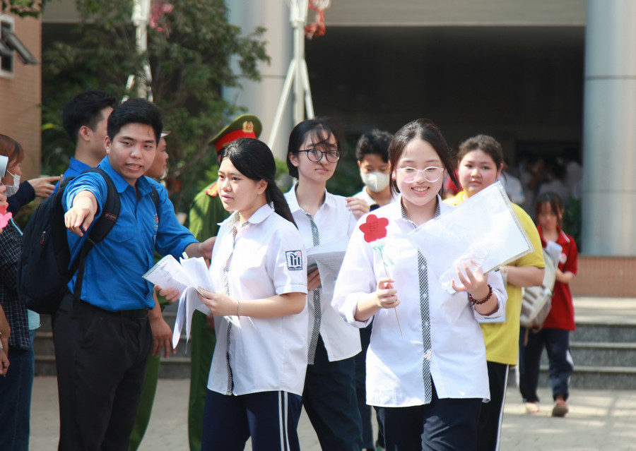 Thí sinh tươi cười khi nhận được quà tặng từ lực lượng tình nguyện, là học sinh các trường THPT trên địa bàn. img-0057.jpg