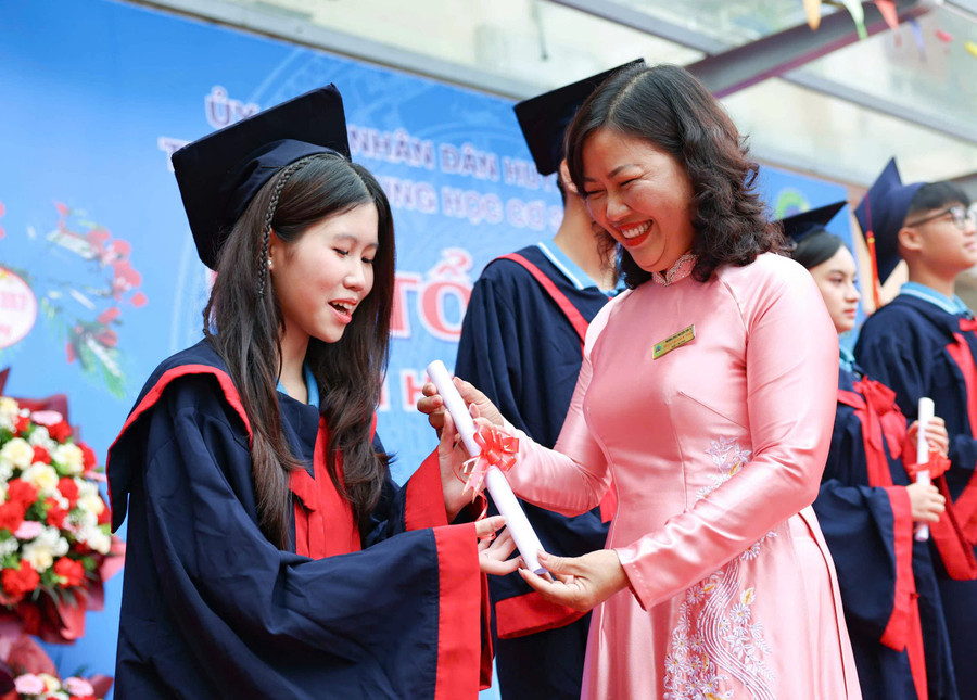 Bà Phạm Thị Ngọc Thúy - Hiệu trưởng Trường THCS Nguyễn Trãi A trao chứng nhận tốt nghiệp cho học sinh khối 9. z6646702046972-52a7c867bbebf8c9aa641105c3fb0743.jpg